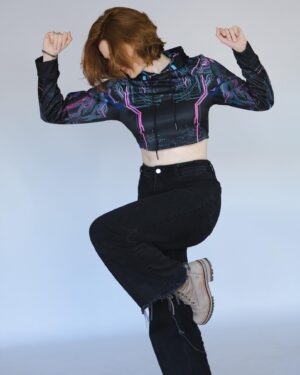 Nicole Tompkins Instagram - Dancing my way through the week. Give yourself a little extra Grace today ☺️♥️💫

Thanks @lunafide_official for this cool cropped hoodie!