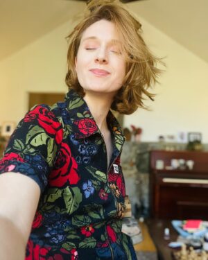 Nicole Tompkins Instagram - Felt cute. Did a thing. Here is all the “send me a picture” selfie proof. 😁🥰💇‍♀️☺️ she is feeling it.