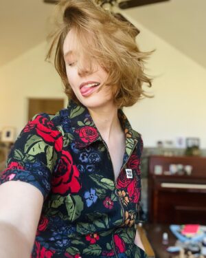 Nicole Tompkins Instagram - Felt cute. Did a thing. Here is all the “send me a picture” selfie proof. 😁🥰💇‍♀️☺️ she is feeling it.