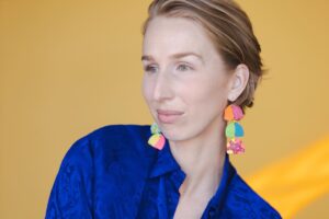 Nicole Tompkins Instagram - We hand made earrings out of clay. And then took silly photos to show them off. Such crafty beans. HAPPY MONDAY HAVE A GREAT WEEK. 

Also we will be signing live tomorrow for Valentine’s Day and if you would like a print the shops are open 🌙💛⭐️💝 Come by anyway… because there are UPDATES. 

Streamily.com/nicoletompkins
Streamily.com/maggierobertson

Xx 
Niki   Magz