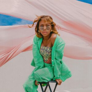 Nicole Beharie Instagram - Mod.  Always kinda felt like I’d be more at home in another era👛BUT I’ve finally fallen in love with the one I’m in (yes.despite all the craziness). Grumpy Magazine @grumpymagazine 
EDITOR-IN-CHIEF: @jazzieperrier
INTERVIEW: @parker_s_s
PHOTOGRAPHY: @demetriusw
STYLING: @nellovintage
SET DESIGN: @sentribe
MAKEUP: @rachaelreneemua
HAIR: @jordywonderland
PHOTOGRAPHY & SET ASSISTANT: @bettalucknexttime