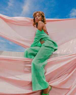Nicole Beharie Instagram - Had a ball talking to @parker_s_s of @grumpymagazine thanks to @jazzieperrier  Gifted photographer @demetriusw
Amazing crew 💚💚💚💚STYLING: @nellovintage
SET DESIGN: @sentribe
MAKEUP: @rachaelreneemua
HAIR: @jordywonderland
PHOTOGRAPHY & SET ASSISTANT: @bettalucknexttime