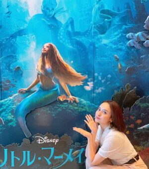 Nicole Ishida Instagram - 『リトル・マーメイド』の試写に招待していただき、鑑賞してきました。

小さい頃からアリエルが大好きで、どんな感じになったんだろうって予告からワクワクしてました。
海の映像、生物の描写、そしてアリエルがすごく可愛かった…
そして音楽も映画ならではのものもあり、すごく素敵でした。

アニメーションを観て行ったけど
そのままに再現されてて、そして少しプラスの要素もあって大満足でした！

素敵な海の世界に引き込まれて幸せな時間でした。
そして、素敵なグッズもいただきました...!!

みなさまぜひ、観に行ってください^ ^

#アリエルと新しい世界へ　
#リトルマーメイド
#PR