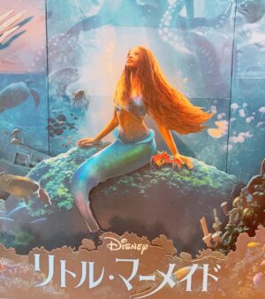 Nicole Ishida Instagram - 『リトル・マーメイド』の試写に招待していただき、鑑賞してきました。

小さい頃からアリエルが大好きで、どんな感じになったんだろうって予告からワクワクしてました。
海の映像、生物の描写、そしてアリエルがすごく可愛かった…
そして音楽も映画ならではのものもあり、すごく素敵でした。

アニメーションを観て行ったけど
そのままに再現されてて、そして少しプラスの要素もあって大満足でした！

素敵な海の世界に引き込まれて幸せな時間でした。
そして、素敵なグッズもいただきました...!!

みなさまぜひ、観に行ってください^ ^

#アリエルと新しい世界へ　
#リトルマーメイド
#PR
