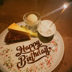 Nicole Ishida Instagram - 33歳になりました。

たくさんのメッセージ
ありがとうございました！

これからもよろしくお願いします☺️

美味しいお肉と大好きなクラブケーキたべた🤗

#Lv33