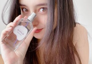 Nicole Ishida Instagram - ロクシタンより
白いランベンダーから生まれた
ホワイトラベンダーが
6/1に登場しました！

このホワイトラベンダーは
植物多様性保護のために青いラベンダーを守るためにうまれたもの。

さらにロクシタンは生産者をサポートしたり
ロクシタン空容器をリサイクルしたり
女性の自立を支援したりたくさんの活動したり
いろんな取り組みをしてるんだって🙌🏻

あと何がいいってこの香り！
使ってみてびっくりしたんだけど
爽やかで上品で、クリーンなフローラルムスクの香り。

これはリピートしますw
ほんとに気に入りましたw

よかったらチェックしてみてね🤍

#ロクシタン
#白いラベンダー
#サスティナブル

#sdgs
#loccitanepr
#pr