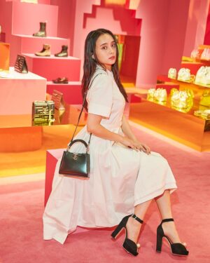 Nicole Ishida Instagram - ジミーチュウ
autumn 2022展示会に
いってきました！

ピンクの世界の中で
素敵なアイテムがたくさんで
きゅんきゅんしてきた♡

写真のカバンとシューズが
ジミーチュウです！

#jimmychoo
#jimmychooautumn2022
#ジミーチュウ