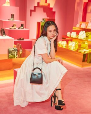 Nicole Ishida Instagram - ジミーチュウ
autumn 2022展示会に
いってきました！

ピンクの世界の中で
素敵なアイテムがたくさんで
きゅんきゅんしてきた♡

写真のカバンとシューズが
ジミーチュウです！

#jimmychoo
#jimmychooautumn2022
#ジミーチュウ