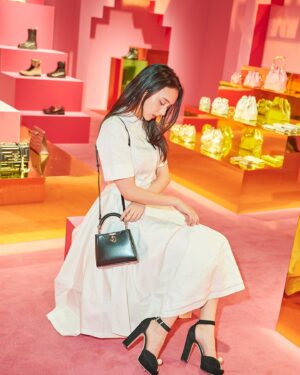 Nicole Ishida Instagram - ジミーチュウ
autumn 2022展示会に
いってきました！

ピンクの世界の中で
素敵なアイテムがたくさんで
きゅんきゅんしてきた♡

写真のカバンとシューズが
ジミーチュウです！

#jimmychoo
#jimmychooautumn2022
#ジミーチュウ