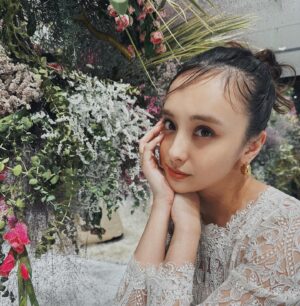 Nicole Ishida Instagram - 原宿。

Dress
@tadashishoji_japan 

Earrings 
@kou___jewelry 

ドレスアップして原宿歩いた時。
めっちゃ浮いてたけど
それも楽しかった。

#原宿