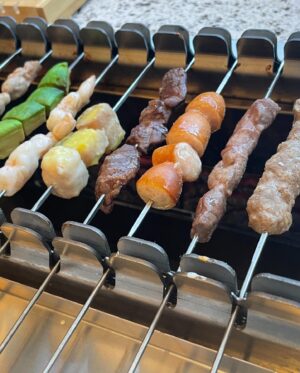 Nicole Ishida Instagram - 先日スパイスBBQ「Nicole」にお邪魔してきました！
なんともご縁のある…w

30種類以上のスパイスが選べて、パクチーなどの香草もあるお店っ！
回転串焼き初めて体験したけど、自動遠赤外線でじっくり焼いてくれるから焦げる心配もなく、ジューシーでおいしかった✨
自分でスパイスをカスタムして食べれるからたのしかった☺️
わたしはラム肉にクミン唐辛子がお気に入りでした♡
串焼き以外にもスパイスドリンクもおすすめ！

スパイス好きの皆様
是非！Nicoleにいってみてね😊

#Nicole #ニコル #パクチー #スパイス #新宿グルメ #東京ディナー#PR