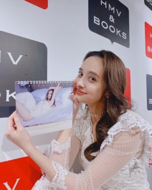 Nicole Ishida Instagram - カレンダー発売しまして
発売イベントしてきました。

久しぶりにみんなに会えて
すごい楽しかったし
この仕事しててよかったって
頑張ってきてよかったなって
感じました。

そう思わせてくれる皆様
本当にいつもありがとう。

素敵な時間でした^ ^

2023年カレンダー
Which is..

みなさんの手元に届いて
一年間一緒にいれますように^ ^

#cheki_instax