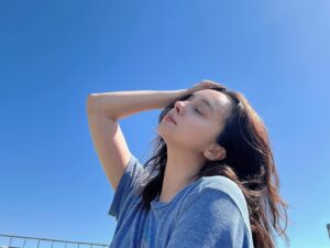 Nicole Ishida Instagram - たくさんのメッセージ
ありがとでした。

おうちのでの写真。
太陽あたるの大事な時間☀️