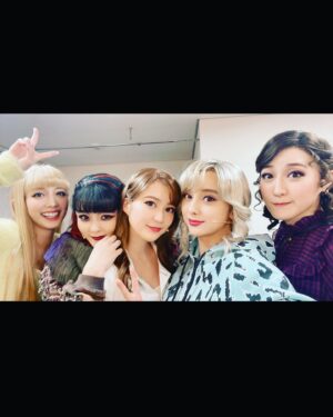 Nicole Ishida Instagram - MEAN GIRLS
本日大千穐楽でした🎀

レジーナをやると決まってから
6キロ減量し
映画を何回もみて
歌もめっちゃ練習して。
さらには人生初の肉じゅんばんをつけw

レジーナにたくさん
教えてもらったこともありました。

最後までありがとうございました！

ピンクみつけると
思い出すんだろうなぁ。w

プラスティックスを
愛してくださり
ありがとうございました😊

#meangirls 
#ミーンガールズミュージカル