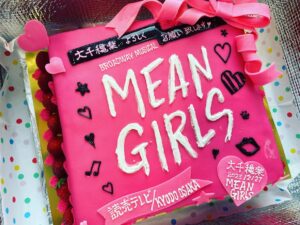 Nicole Ishida Instagram - MEAN GIRLS
本日大千穐楽でした🎀

レジーナをやると決まってから
6キロ減量し
映画を何回もみて
歌もめっちゃ練習して。
さらには人生初の肉じゅんばんをつけw

レジーナにたくさん
教えてもらったこともありました。

最後までありがとうございました！

ピンクみつけると
思い出すんだろうなぁ。w

プラスティックスを
愛してくださり
ありがとうございました😊

#meangirls 
#ミーンガールズミュージカル
