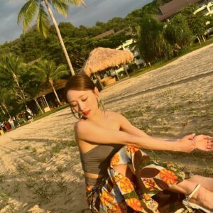 Nicole Jung Instagram - 코타키나발루우우우 !! 🌺 드디어 온다용 ?! 😱
 #나만없어카라#웨이브#wavve 3월27일