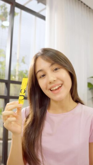 Nicole Rossi Instagram - Siapa nih yang suka skip pakai skincare atau sunscreen karena lagi buru-buru? 😣
Gak usah pusing lagi! Soalnya ada @phhubby.id ☀️ Suncream yang dibuat oleh Korea’s sun care experts, melindungi kulit dari sinar UV dan juga ada kandungan 65% skincarenya lho! ✨
Ada versi sachetnya juga, jadi praktis banget buat dibawa 💛

Ada yang udah coba suncream Ph Hubby? ☺️

#PhHubbyYourSunBuddy #PhHubbyIndonesia #1gramCountlessBenefits