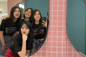 Nicole Rossi Instagram - Series Bad Boys VS Crazy Girls season 2

Tayang 4 Desember 2023 only on @viuindonesia

Ps: Thank you ka Nunu sayang lukisannya , I love it ka 🫶🏻