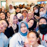 Nicole Rossi Instagram - Terimakasih banyak kepada 520.025 penonton yang sudah menjadi sahabat ka Zora 🖤. Bagi yang belum nonton film Indigo, yuk langsung ajak teman, keluarga untuk nonton film Indigo di bioskop kesayangan kamu dan jadi sahabat ka Zora 🖤 Slide ke 2 dst : Keseruan kita kemarin di Cibinong City Mall (CCM) , terimakasih banyak sahabat Ka Zora semuanya 🖤