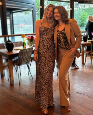 Nicoletta Romanoff Instagram - 🐆♥️ A tutti i miei amici , che con il loro amore mi danno sempre un buon motivo per festeggiare !!! Life is too short- throw a party, always give yourself a reason to smile 🫶🏻
.
#animalierparty