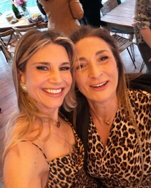 Nicoletta Romanoff Instagram - 🐆♥️ A tutti i miei amici , che con il loro amore mi danno sempre un buon motivo per festeggiare !!! Life is too short- throw a party, always give yourself a reason to smile 🫶🏻
.
#animalierparty