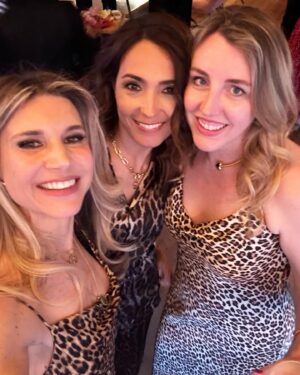 Nicoletta Romanoff Instagram - 🐆♥️ A tutti i miei amici , che con il loro amore mi danno sempre un buon motivo per festeggiare !!! Life is too short- throw a party, always give yourself a reason to smile 🫶🏻
.
#animalierparty