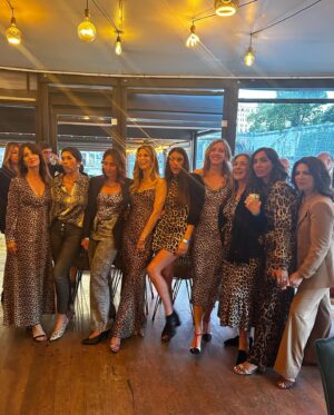 Nicoletta Romanoff Instagram - 🐆♥️ A tutti i miei amici , che con il loro amore mi danno sempre un buon motivo per festeggiare !!! Life is too short- throw a party, always give yourself a reason to smile 🫶🏻
.
#animalierparty