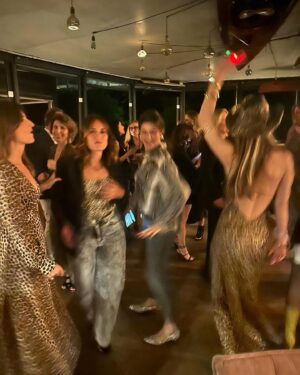 Nicoletta Romanoff Instagram - 🐆♥️ A tutti i miei amici , che con il loro amore mi danno sempre un buon motivo per festeggiare !!! Life is too short- throw a party, always give yourself a reason to smile 🫶🏻
.
#animalierparty