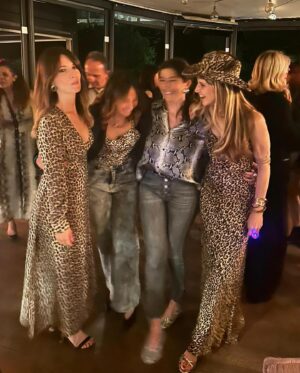 Nicoletta Romanoff Instagram - 🐆♥️ A tutti i miei amici , che con il loro amore mi danno sempre un buon motivo per festeggiare !!! Life is too short- throw a party, always give yourself a reason to smile 🫶🏻
.
#animalierparty