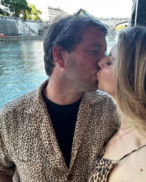 Nicoletta Romanoff Instagram - 🐆♥️ A tutti i miei amici , che con il loro amore mi danno sempre un buon motivo per festeggiare !!! Life is too short- throw a party, always give yourself a reason to smile 🫶🏻
.
#animalierparty