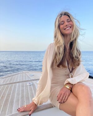 Nicoletta Romanoff Instagram - The first 45 years of childhood are always the hardest 🎉💃🏼🌸🫶🏻♥️🌊☀️💞
.
#birthdaygirl