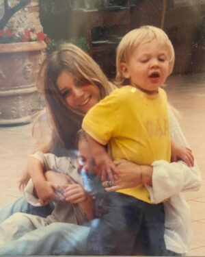 Nicoletta Romanoff Instagram - La più bella preghiera che sia mai stata scritta, è composta da una sola parola; Mamma.
♥️
.
#buonafestadellamamma