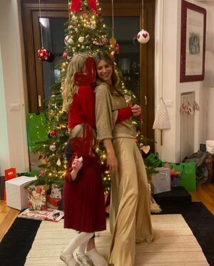 Nicoletta Romanoff Instagram - La più bella preghiera che sia mai stata scritta, è composta da una sola parola; Mamma.
♥️
.
#buonafestadellamamma