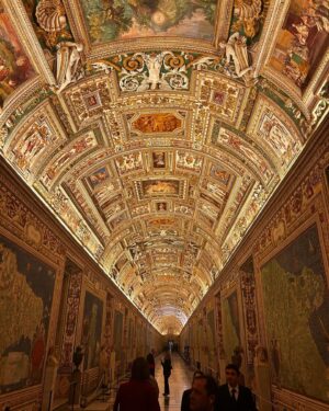 Nicoletta Romanoff Instagram - Honored to have become Patron of the Vatican Museums 🤍
.
Lifetime experience met high expectations ♥️
.
Foto eccezionalmente autorizzate @vaticanmuseums in quanto @vaticanpatrons 🙏