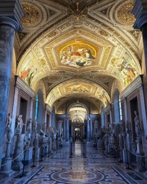 Nicoletta Romanoff Instagram - Honored to have become Patron of the Vatican Museums 🤍
.
Lifetime experience met high expectations ♥️
.
Foto eccezionalmente autorizzate @vaticanmuseums in quanto @vaticanpatrons 🙏