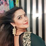 Nidhi Uttam Instagram - Dolled up for a traditional evening! Bringing some glam to the festivities with @officialswissbeauty 💄🌟 Love this timeless song from Main hoon Naa🥰🎶 #TraditionalVibes #eveningglow #tutorial #grwm #makeup #eveninglook @viral.pitch