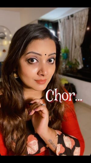 Nidhi Uttam Instagram - Chor…. Finally tried it! 🎭♥️
Beautifully sung by @i.justh & composed by @chaitanyaya 
[expressions] [actor] [chor] [nidhiuttam] 
#chor 
Will you try this trend?