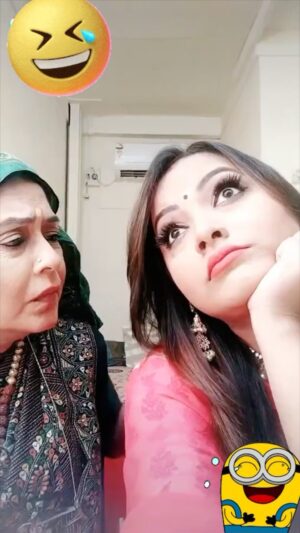 Nidhi Uttam Instagram - I am such a brave one😂😂😂 
with my pretty onscreen maa🥰 @medhajambotkar ♥️

#throwback #shootdairies #comedy #comedyreels #missthosedays  #nandini #bhabhimaa #yrkkh