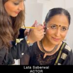 Nidhi Uttam Instagram - Our favourite @lataa.saberwal at the Dreamcatchers Expo getting glitter art ✨🖌️ Thanks for your kind words & always encouraging us to do better😇🫶🏼 Gift a personalised song to your loved ones today🥰♥️ DM us for any queries @realdreamcatchers