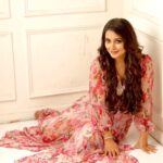 Nidhi Uttam Instagram - ‘MAY’ blooms, endless possibilities. 🌷 #floralchic Outfit~ @forevernew_india Mua ~ @makeupbyvaish Photographer ~ @faizialiphotography