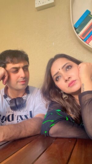 Nidhi Uttam Instagram - ‘Self Love to the power ♾️’😎😍🤪🤪🤣🤣😜😜 
 Caption it the better way guys🤣🤣🤣 
The best ones will be highlighted on our stories😎

#comedy #comic #nandinimohit #couplecomedy #yrkkh #yrkkhfamily💞