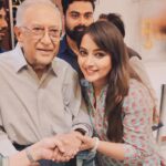 Nidhi Uttam Instagram - Padma Shri Ameen Sayani stirs deep emotions with his impressive ‘Bhaiyon aur behnon’ in the Radio world. His iconic voice not only echoed through the airwaves of the radio world but also into the hearts of millions. Through “Binaca Geetmala,” he didn’t just play songs; he painted memories, weaving a tapestry of emotions that bound listeners together in love for Bollywood music ! I had the privilege to meet the legend & speak to him for a while & receive his blessings ✨🙌🏻 The great era of the iconic indian radio comes to an end💔 Rest in peace Ameen sir ji🫶🏼💐 Love & Light @ameenjsayani