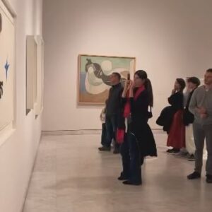 Nihal Yalçın Instagram - 4 saatlik uykuyla, uçaktan iner inenmez Picasso müzesine geldim. Boğazıma kadar resim sanatına battım. Sizler için gezdim, yorumladım, hap bilgiler verdim. Anne babalar özellikle sözüm size! Çocuklarınızın çizimlerini atmayın! Sanat dolu bir yıl olsun! İyi seneler!
