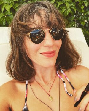 Nihal Yalçın Instagram - Normal olmayan bir şeyi normalleştirmeye çalışmak. Normal bir şey değil 1,5 seneye yakındır tahammül ettiğimiz şey! Ay öğretti, yok bizi büyüttü, ahh yalnızlık ne kıymetliymiş filan bir yana, gözle gürüneni sadece, saçlarım çok hızlı beyazladı. Kabulüm. Problem yok! Ama yaşadığımız şu süreç normal değil. Olsun... diyecek çok şey var ama olsun:) bu arada az kaldı demiştim beyb!