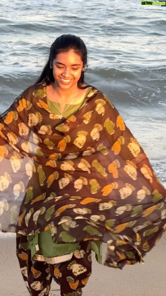 Nikhila Sankar Instagram - Beach&Sunset - Best pair🤍