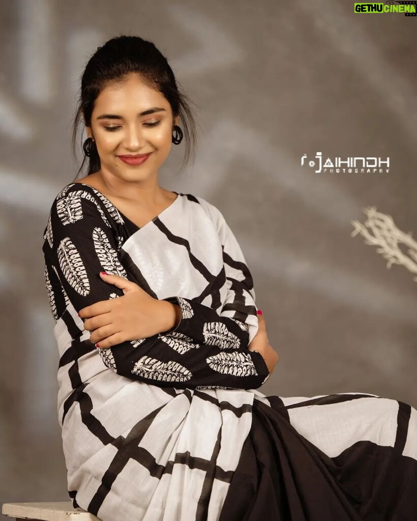 Nikhila Sankar Instagram - Black & White 🤍 PC: @jaihindh_photography MUA: @shami_s_makeover Outfit: @ohsenorita_clothing