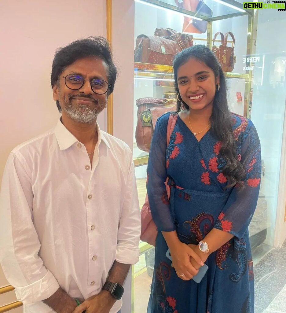 Nikhila Sankar Instagram - Meeting him today was a blessing 💯💜 @a.r.murugadoss When I went and spoke to him today, it was both a shocking and surprising experience. He said "Unga name edho "N" la dane start aagum. Haan Nikhila. I have seen a lot of your works before and you are a very natural actor. I loved your work in "Vaa sellalam Parandhu" (first short film of mine)". I was shell shocked! This really made my day! Thank you so much sir for being kind and encouraging. Hope to work with you very soon! Thanks once again! @a.r.murugadoss #Lover #armurugadoss #blessings #thupakki #kathi #darbar #7amarivu #ghajini