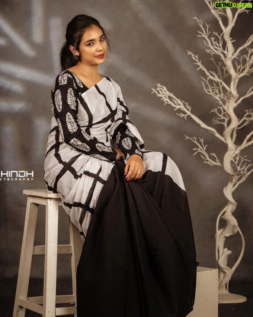 Nikhila Sankar Instagram - Black & White 🤍 PC: @jaihindh_photography MUA: @shami_s_makeover Outfit: @ohsenorita_clothing
