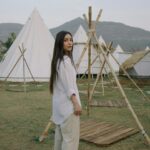 Nikkesha Rangwala Instagram - I recently found out glamping is a thing. Issa vibe 😉 Photo @clickkaari Makeup @hnmbysnehal Location @theblue_bella DOP @kediasristy