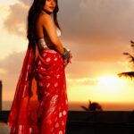 Nikkesha Rangwala Instagram - I’d rock a sari daily, if I could. Photography @kapil_parmar0751 Hair @sunny_hairr Makeup @kavitaparmar_makeup_hair Accessories @silverplazaoriginal Sari @raw_mango #desilook #oxsidesedjewellery #sari #desigirl